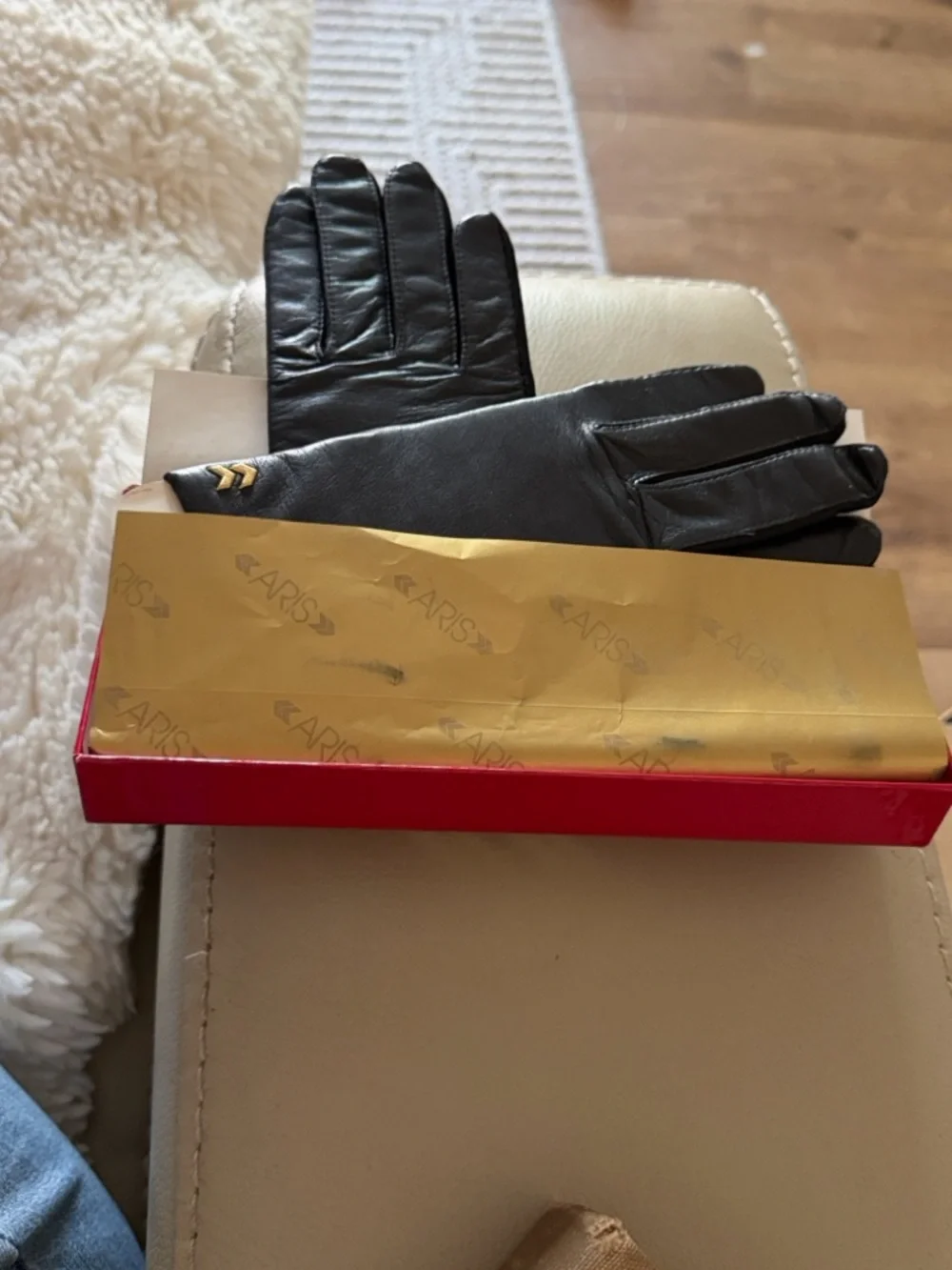 NIB Bundle of two pairs of Isotoner Gloves - Picture 4 of 6
